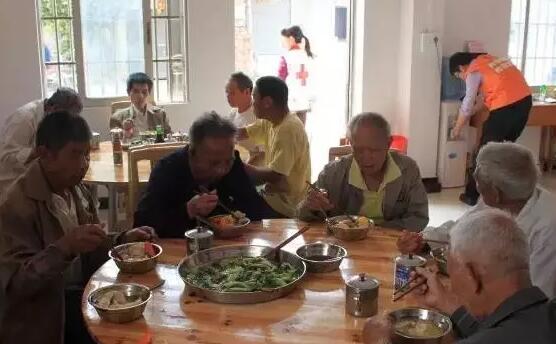 他自建”開心食堂“，為6個鄰村的老人免費供飯！